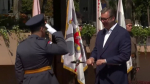 Vučić najuspešnijim kadetima Vojske Srbije uručio oficirske sablje sa posvetom