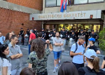 Demonstranti pokušali nasilno da probiju kordon ispred Filozofskog u Novom Sadu, žandarmerija ih potisnula