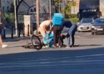 Dostavljač na biciklu prošao na crveno, pa se zakucao u auto: Ostao da leži nasred raskrsnice u Beogradu