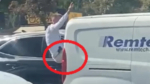Šta mu je to za pojasom?! Uplašeni Beograđani nam poslali snimak: "Vozi se sa pištoljem po gradu"!
