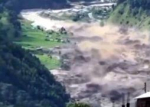 Najstrašniji snimak poplava u Nepalu: Ljudi stoje na balkonu dok oko njih divlja bujica, prepušteni sudbini!